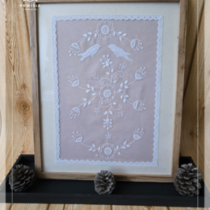 Haftowana serweta w ramce